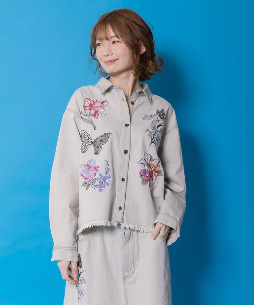 iS ScoLar(イズスカラー)の「561238:花蝶刺繍すそフリンジ入りデニムシャツ(シャツ/ブラウス・レディース・グレー/ブラック・M)」の21枚目の写真