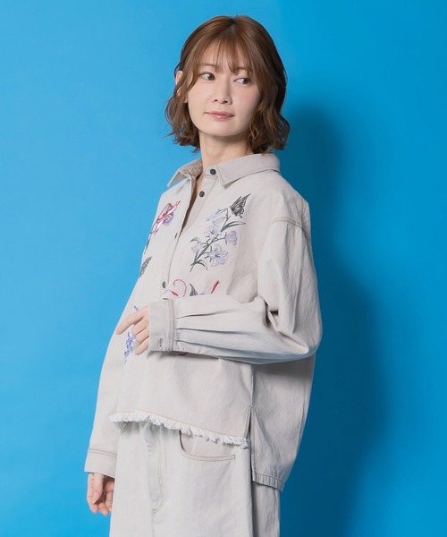 iS ScoLar(イズスカラー)の「561238:花蝶刺繍すそフリンジ入りデニムシャツ(シャツ/ブラウス・レディース・グレー/ブラック・M)」の3枚目の写真