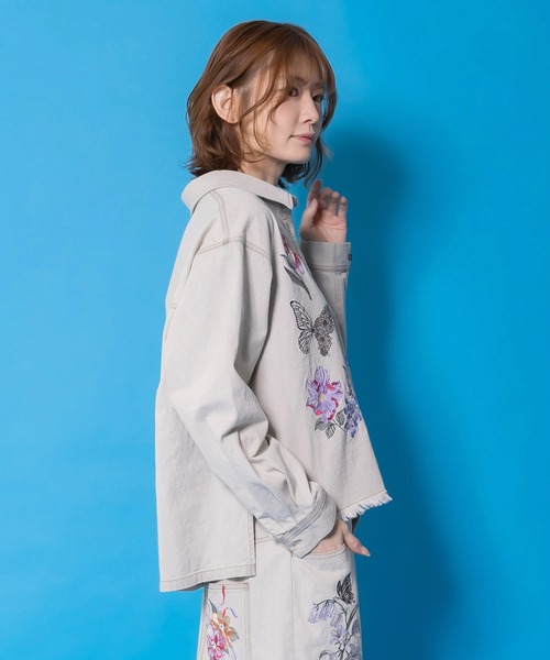 iS ScoLar(イズスカラー)の「561238:花蝶刺繍すそフリンジ入りデニムシャツ(シャツ/ブラウス・レディース・グレー/ブラック・M)」の5枚目の写真