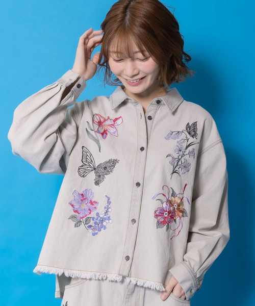 iS ScoLar(イズスカラー)の「561238:花蝶刺繍すそフリンジ入りデニムシャツ(シャツ/ブラウス・レディース・グレー/ブラック・M)」の6枚目の写真