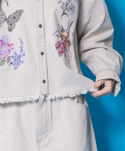 iS ScoLar(イズスカラー)の「561238:花蝶刺繍すそフリンジ入りデニムシャツ(シャツ/ブラウス・レディース・グレー/ブラック・M)」の7枚目の写真