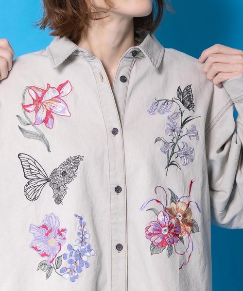 iS ScoLar(イズスカラー)の「561238:花蝶刺繍すそフリンジ入りデニムシャツ(シャツ/ブラウス・レディース・グレー/ブラック・M)」の9枚目の写真