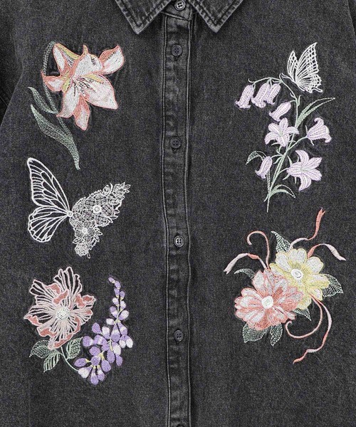 iS ScoLar(イズスカラー)の「561238:花蝶刺繍すそフリンジ入りデニムシャツ(シャツ/ブラウス・レディース・グレー/ブラック・M)」の14枚目の写真