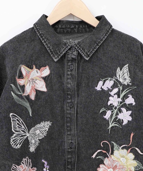 iS ScoLar(イズスカラー)の「561238:花蝶刺繍すそフリンジ入りデニムシャツ(シャツ/ブラウス・レディース・グレー/ブラック・M)」の15枚目の写真