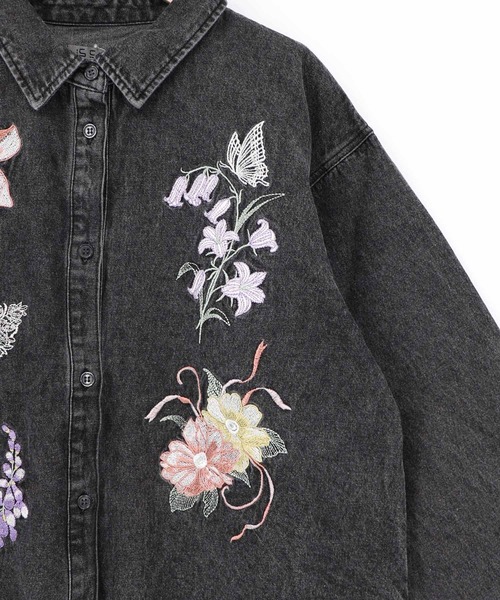 iS ScoLar(イズスカラー)の「561238:花蝶刺繍すそフリンジ入りデニムシャツ(シャツ/ブラウス・レディース・グレー/ブラック・M)」の16枚目の写真