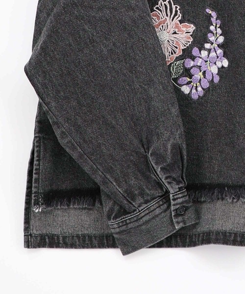 iS ScoLar(イズスカラー)の「561238:花蝶刺繍すそフリンジ入りデニムシャツ(シャツ/ブラウス・レディース・グレー/ブラック・M)」の18枚目の写真