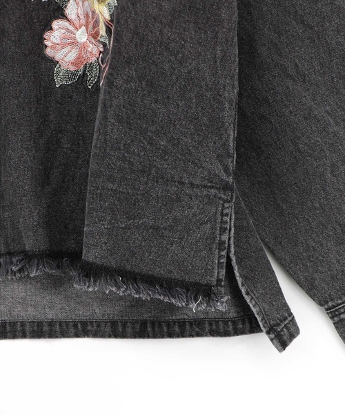 iS ScoLar(イズスカラー)の「561238:花蝶刺繍すそフリンジ入りデニムシャツ(シャツ/ブラウス・レディース・グレー/ブラック・M)」の19枚目の写真