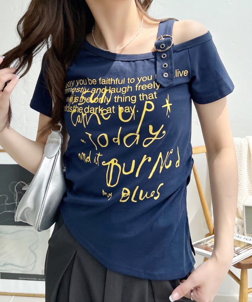 Ada.(エイダ)の「肩ベルト付き ワンショルダー Y2Kテイスト半袖カットソー(Tシャツ/カットソー・レディース・ブラック/ネイビー/ホワイト/グレー・FREE)」の2枚目の写真