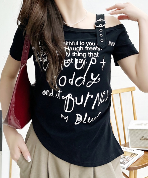 Ada.(エイダ)の「肩ベルト付き ワンショルダー Y2Kテイスト半袖カットソー(Tシャツ/カットソー・レディース・ブラック/ネイビー/ホワイト/グレー・FREE)」の4枚目の写真