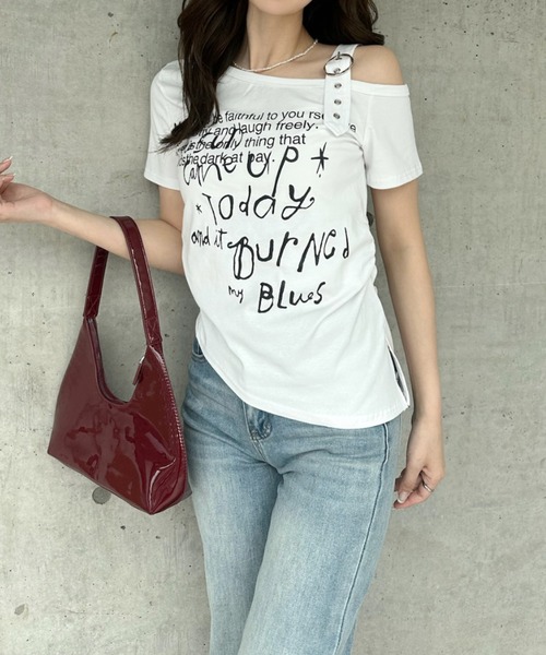 Ada.(エイダ)の「肩ベルト付き ワンショルダー Y2Kテイスト半袖カットソー(Tシャツ/カットソー・レディース・ブラック/ネイビー/ホワイト/グレー・FREE)」の5枚目の写真