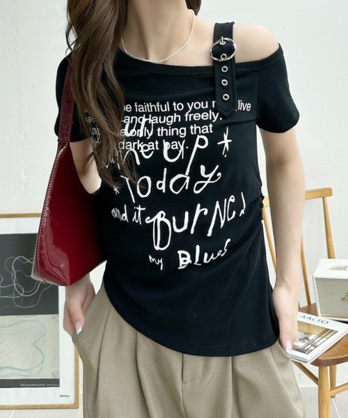 Ada.(エイダ)の「肩ベルト付き ワンショルダー Y2Kテイスト半袖カットソー(Tシャツ/カットソー・レディース・ブラック/ネイビー/ホワイト/グレー・FREE)」の17枚目の写真