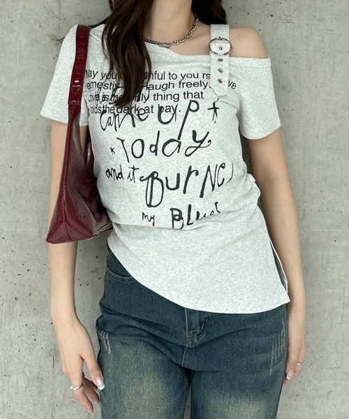 Ada.(エイダ)の「肩ベルト付き ワンショルダー Y2Kテイスト半袖カットソー(Tシャツ/カットソー・レディース・ブラック/ネイビー/ホワイト/グレー・FREE)」の19枚目の写真