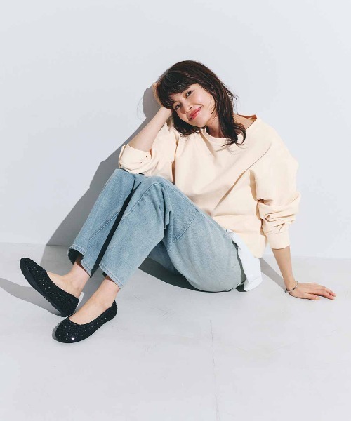 Live in comfort（リブインコンフォート）の「ＣＯＣＵＥ×リブ　イン　コンフォート　歩きやすくて主役級に華やかな　スパンコールフラットパンプス〈ブラック〉（パンプス・レディース・ブラック・1/5/6/2/3/4）」の2枚目の写真