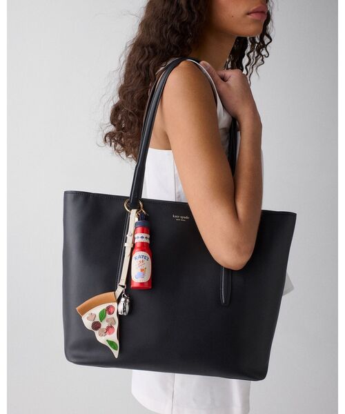 kate spade new york(ケイトスペード ニューヨーク)の「チャームド NYC ピザ バッグ チャーム(キーホルダー・レディース・その他・ONESIZE)」の2枚目の写真
