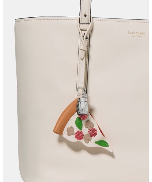 チャームド NYC ピザ バッグ チャーム（キーホルダー）｜kate spade