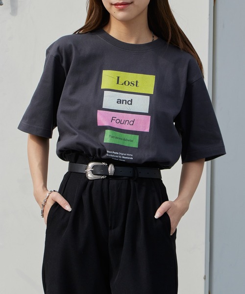 POET MEETS DUBWISE(ポエットミーツダブワイズ)の「POET MEETS DUBWISE/ポエットミーツダブワイズ LOST AND FOUND T-Shirt 2026年 夏 夏服(Tシャツ/カットソー・メンズ・ホワイト/ブラック・M/L/XL)」の2枚目の写真