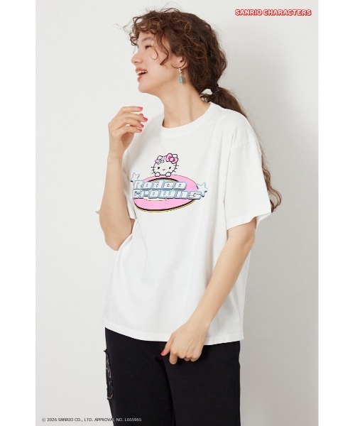 RODEO CROWNS WIDE BOWL(ロデオクラウンズワイドボウル)の「(サンリオキャラクターズ) Y2KロゴTシャツ(Tシャツ/カットソー・メンズ・オフホワイト/ブルー/ブラック/ライトピンク・MEDIUM/LARGE)」の2枚目の写真