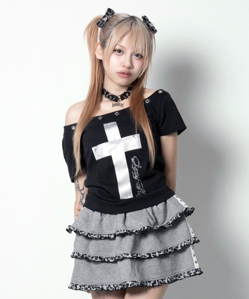 LAZYSLAY(レイジースレイ)の「オフショルダープリントTシャツ(Tシャツ/カットソー・レディース・ブラック/ホワイト・FREE)」の1枚目の写真