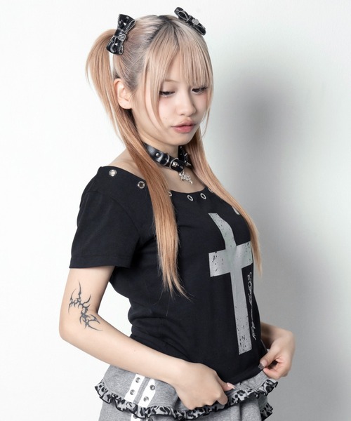 LAZYSLAY(レイジースレイ)の「オフショルダープリントTシャツ(Tシャツ/カットソー・レディース・ブラック/ホワイト・FREE)」の8枚目の写真