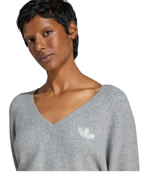 adidas(アディダス)の「adidas ESSENTIALS KNIT SWEATSHIRT / アディダス エッセンシャルズ ニット スウェットシャツ(ニット/セーター・レディース・グレー・S/M/L)」の2枚目の写真