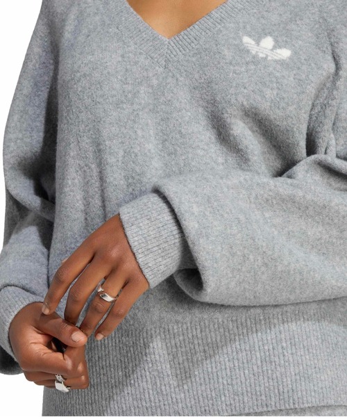 adidas(アディダス)の「adidas ESSENTIALS KNIT SWEATSHIRT / アディダス エッセンシャルズ ニット スウェットシャツ(ニット/セーター・レディース・グレー・S/M/L)」の4枚目の写真