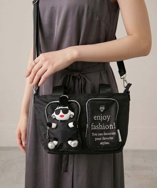HAPPY FACE(ハッピーフェイス)の「EMMA ドール付2WAYバッグ(ショルダーバッグ・レディース・ブラック・ONE SIZE)」の1枚目の写真