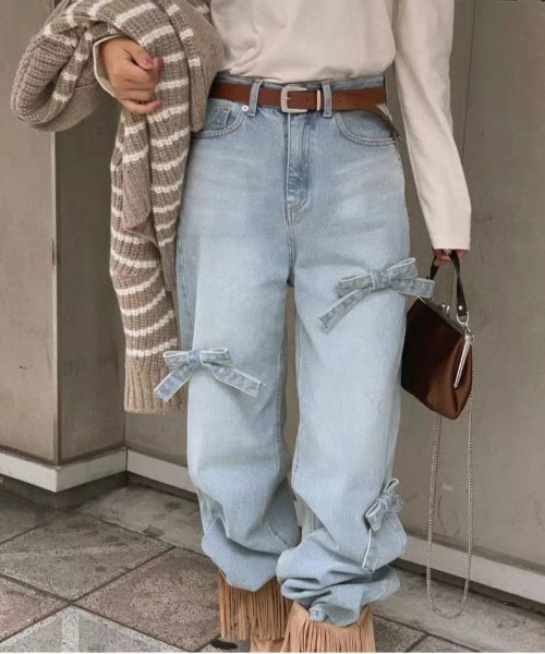 &soiree(アンドソワレ)の「リボンモチーフ付きデニムワイドパンツ(デニムパンツ・レディース・ブラック/ブルー・LARGE/MEDIUM/SMALL)」の2枚目の写真