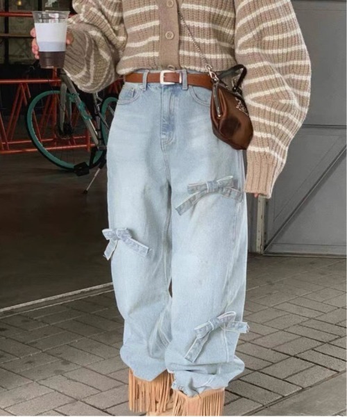 &soiree(アンドソワレ)の「リボンモチーフ付きデニムワイドパンツ(デニムパンツ・レディース・ブラック/ブルー・LARGE/MEDIUM/SMALL)」の4枚目の写真