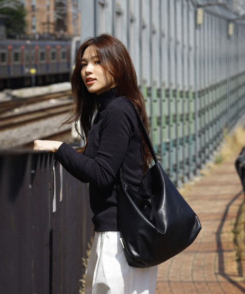 SOCHARMING（ソーチャーミング）の「Solid Leather Reversible Shoulder Bag - 4 colors（ショルダーバッグ・レディース・ブラック/ブラウン/グレー/カーキ・FREE）」の8枚目の写真