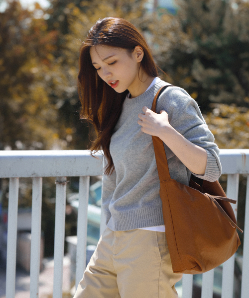SOCHARMING（ソーチャーミング）の「Solid Leather Reversible Shoulder Bag - 4 colors（ショルダーバッグ・レディース・ブラック/ブラウン/グレー/カーキ・FREE）」の9枚目の写真