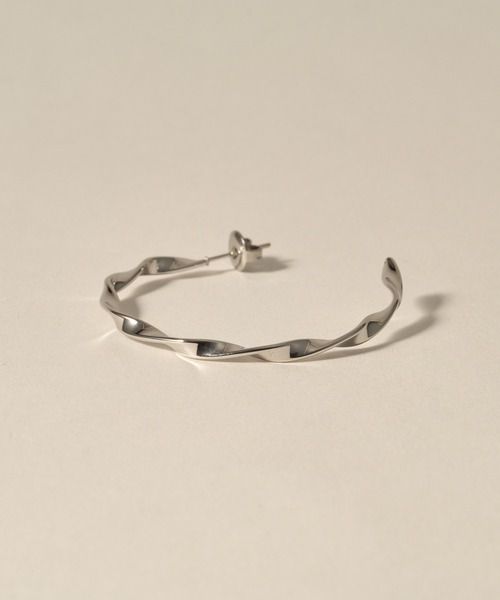 novice（ノーヴィス）の「【novice】Twist Hoop Pierce［Stainless］（ピアス（両耳用）・レディース・シルバー/ゴールド・FREE）」の5枚目の写真