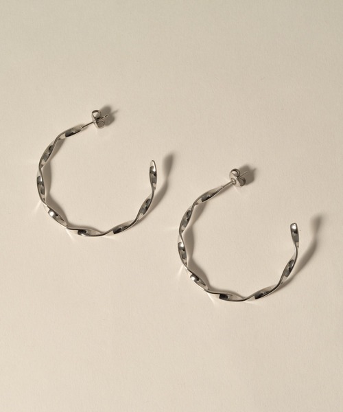novice（ノーヴィス）の「【novice】Twist Hoop Pierce［Stainless］（ピアス（両耳用）・レディース・シルバー/ゴールド・FREE）」の6枚目の写真