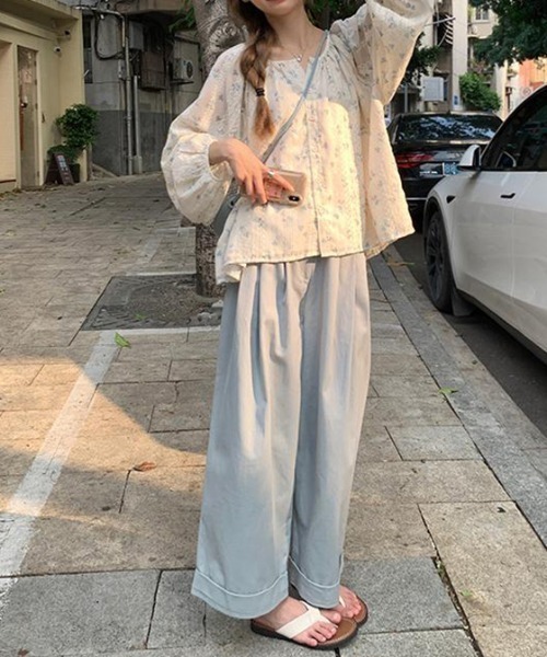LUCPY(ラクピー)の「小花柄シフォンギャザーブラウス(シャツ/ブラウス・レディース・ホワイト・X-LARGE/LARGE/MEDIUM/XX-LARGE)」の2枚目の写真