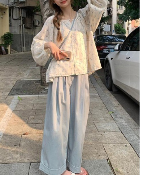 LUCPY(ラクピー)の「小花柄シフォンギャザーブラウス(シャツ/ブラウス・レディース・ホワイト・X-LARGE/LARGE/MEDIUM/XX-LARGE)」の3枚目の写真