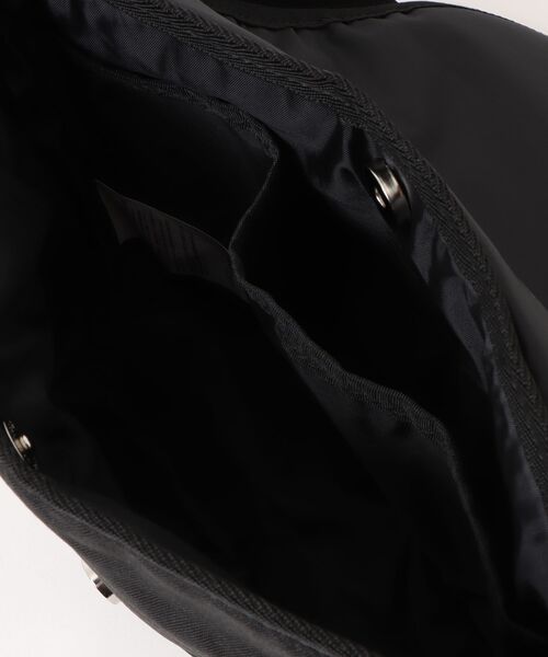 Lee（リー）の「【Lee/リー】【撥水ポリエステル素材を使用】フラップショルダーバッグ コンパクト テープチャーム付き デイリーユース（ショルダーバッグ・レディース・ブラック/ピンク/ライトグリーン・FREE）」の5枚目の写真