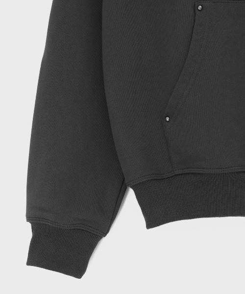 BLACKUP（ブラックアップ）の「[MADE] スパネルリベットオフショルダースウェット（スウェット・レディース・ダークブラウン/チャコール・FREE）」の3枚目の写真