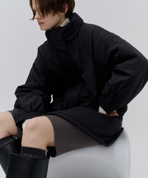 Plumel（プルメル）の「Thermal Padded Volume Middle Coat / 蓄熱中綿 ボリュームミドルコート（ダウンジャケット/コート・レディース・ブラウン/アイボリー/ブラック・MEDIUM）」の9枚目の写真
