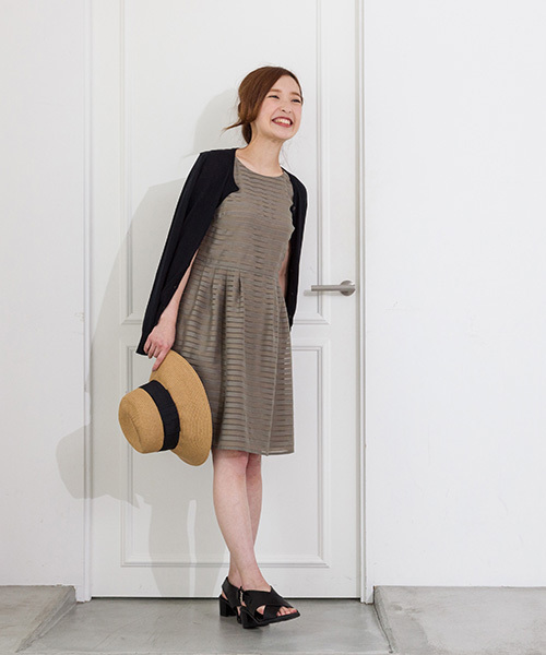 NATURAL BEAUTY BASIC（ナチュラルビューティーベーシック）の「【AneCan 6月号掲載】ファイン天竺ニットカーディガン（カーディガン/ボレロ・レディース・ブラック/ネイビー/ホワイト系その他/レッド系その他/グレー/ブルー/オレンジ系その他/ブルー系その他・MEDIUM/SMALL）」の3枚目の写真