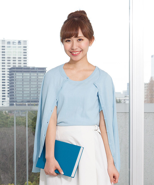 NATURAL BEAUTY BASIC（ナチュラルビューティーベーシック）の「【AneCan 6月号掲載】ファイン天竺ニットカーディガン（カーディガン/ボレロ・レディース・ブラック/ネイビー/ホワイト系その他/レッド系その他/グレー/ブルー/オレンジ系その他/ブルー系その他・MEDIUM/SMALL）」の18枚目の写真