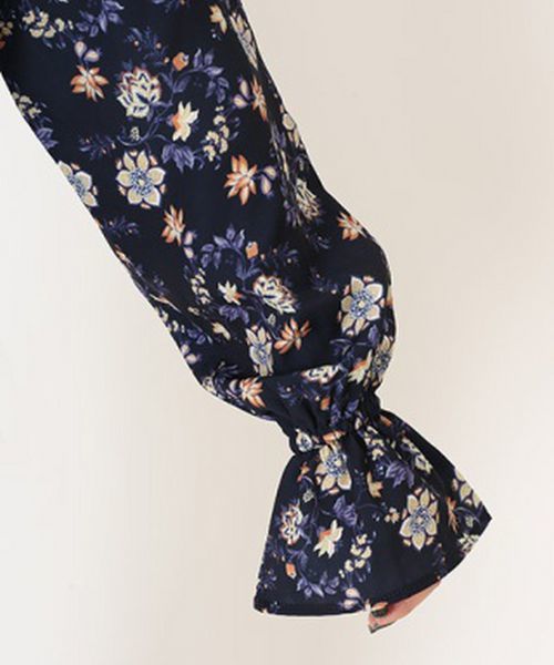 ENVYM(アンビー)の「RETRO FLOWER ギャザー BS(シャツ/ブラウス・レディース・ネイビー/キャメル・FREE)」の6枚目の写真