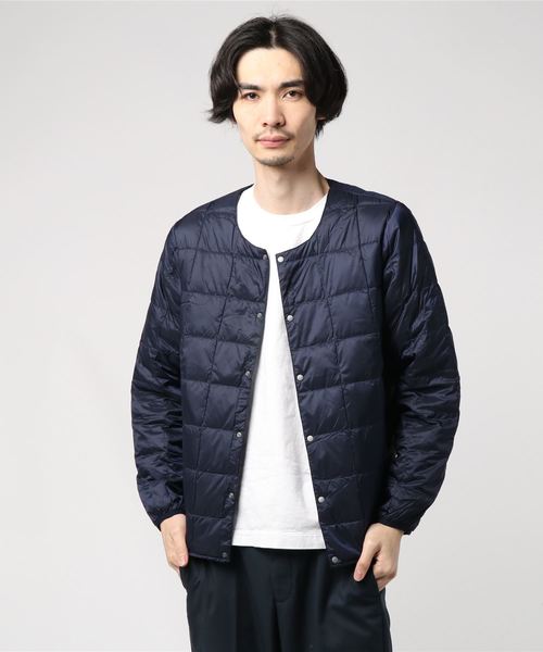 TAION(タイオン)の「【TAION】タイオン CREW NECK BUTTON DOWN JACKET (MENS)(ダウンジャケット/コート・メンズ・ブラック/ベージュ/ネイビー/パープル/グレー/カーキ/イエロー/レッド/グリーン/ブルーグリーン/ダークオレンジ/ブルー/ピンク/オフホワイト/マスタード・SMALL/MEDIUM/LARGE/X-LARGE)」の8枚目の写真