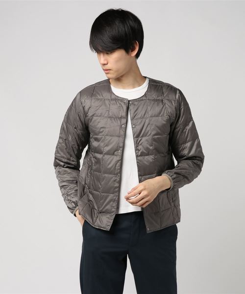 TAION(タイオン)の「【TAION】タイオン CREW NECK BUTTON DOWN JACKET (MENS)(ダウンジャケット/コート・メンズ・ブラック/ベージュ/ネイビー/パープル/グレー/カーキ/イエロー/レッド/グリーン/ブルーグリーン/ダークオレンジ/ブルー/ピンク/オフホワイト/マスタード・SMALL/MEDIUM/LARGE/X-LARGE)」の4枚目の写真