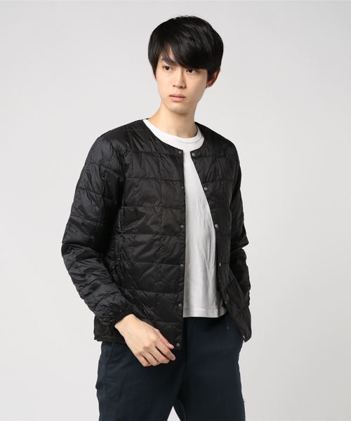 TAION(タイオン)の「【TAION】タイオン CREW NECK BUTTON DOWN JACKET (MENS)(ダウンジャケット/コート・メンズ・ブラック/ベージュ/ネイビー/パープル/グレー/カーキ/イエロー/レッド/グリーン/ブルーグリーン/ダークオレンジ/ブルー/ピンク/オフホワイト/マスタード・SMALL/MEDIUM/LARGE/X-LARGE)」の3枚目の写真
