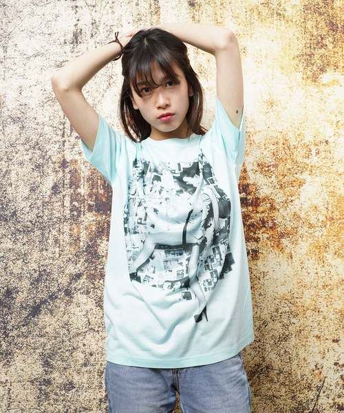 おしゃれスタ(オシャレスタ)の「ネオンカラーガールズフォトプリントクルーネックTシャツ(KU)(Tシャツ/カットソー・メンズ・ピンク系その他/サックスブルー/オレンジ/ピンク/ブルー系その他/オレンジ系その他・M/L)」の2枚目の写真