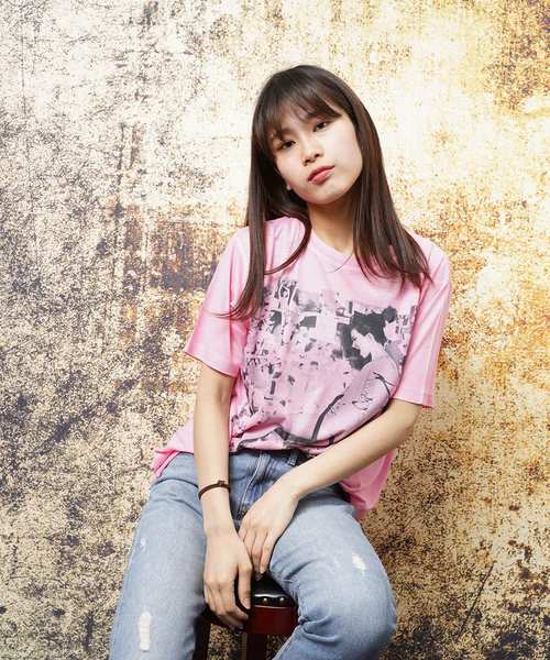 おしゃれスタ(オシャレスタ)の「ネオンカラーガールズフォトプリントクルーネックTシャツ(KU)(Tシャツ/カットソー・メンズ・ピンク系その他/サックスブルー/オレンジ/ピンク/ブルー系その他/オレンジ系その他・M/L)」の8枚目の写真