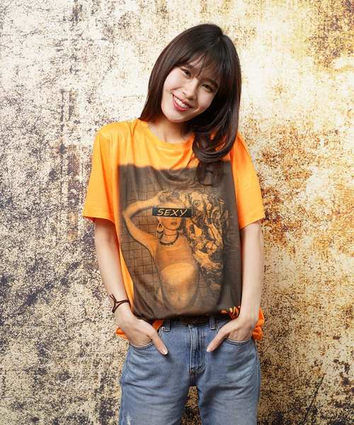 おしゃれスタ(オシャレスタ)の「ネオンカラーガールズフォトプリントクルーネックTシャツ(KU)(Tシャツ/カットソー・メンズ・ピンク系その他/サックスブルー/オレンジ/ピンク/ブルー系その他/オレンジ系その他・M/L)」の21枚目の写真