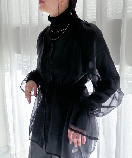 EPIMI E'PIMMY(エピミエピミー)の「《復刻》シアーVネッククリオネブラウス(シャツ/ブラウス・レディース・オフホワイト/オレンジ/ラベンダー/ピンクベージュ/ベージュ/ブラック/グレイッシュベージュ・MEDIUM)」の2枚目の写真