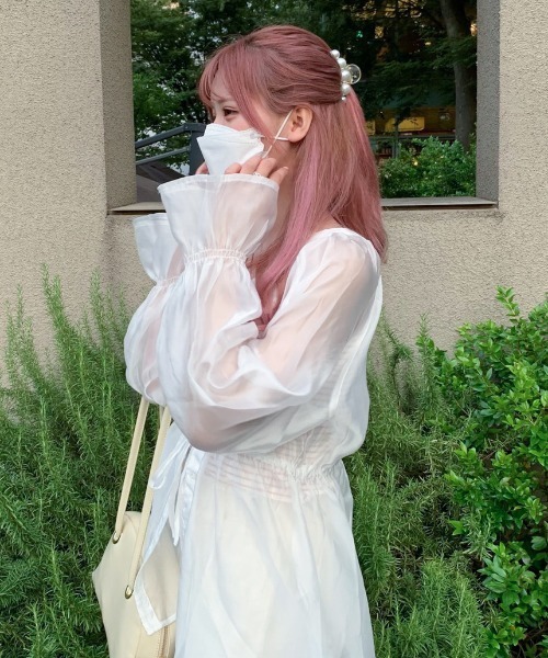 EPIMI E'PIMMY(エピミエピミー)の「《復刻》シアーVネッククリオネブラウス(シャツ/ブラウス・レディース・オフホワイト/オレンジ/ラベンダー/ピンクベージュ/ベージュ/ブラック/グレイッシュベージュ・MEDIUM)」の11枚目の写真