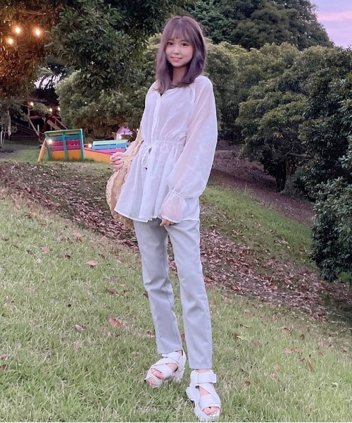 EPIMI E'PIMMY(エピミエピミー)の「《復刻》シアーVネッククリオネブラウス(シャツ/ブラウス・レディース・オフホワイト/オレンジ/ラベンダー/ピンクベージュ/ベージュ/ブラック/グレイッシュベージュ・MEDIUM)」の9枚目の写真