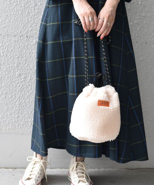 UNIVERSAL OVERALL（ユニバーサルオーバーオール）の「【SHIPS any別注】UNIVERSAL OVERALL:ボア巾着バッグ◇◇（ハンドバッグ・レディース・ベージュ/ナチュラル・ONE SIZE）」の19枚目の写真